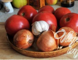 Резаные помидоры, маринованные дольками, с луком и чесноком