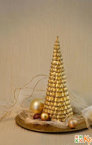 How to make a Christmas tree from feathers