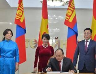 Prime Minister of Mongolia Nambaryn Enkhbayar arrives in China on an official visit